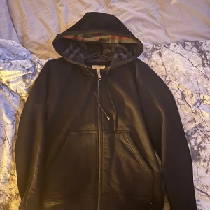 Burberry hoodie - Säljer en riktigt schysst burberry hoodie. Cond 10/10. Det är storlek M men sitter som en M/L. Hör av dig vid fler frågor🙏🏻 priset kan man diskutera‼️