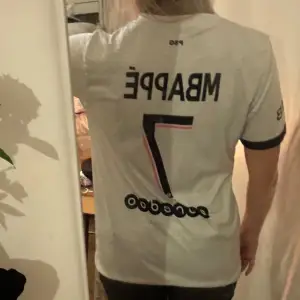  PSG fotbollströja med Mbappé 7 tryck på ryggen. Nypris 400kr. Aldrig använd.