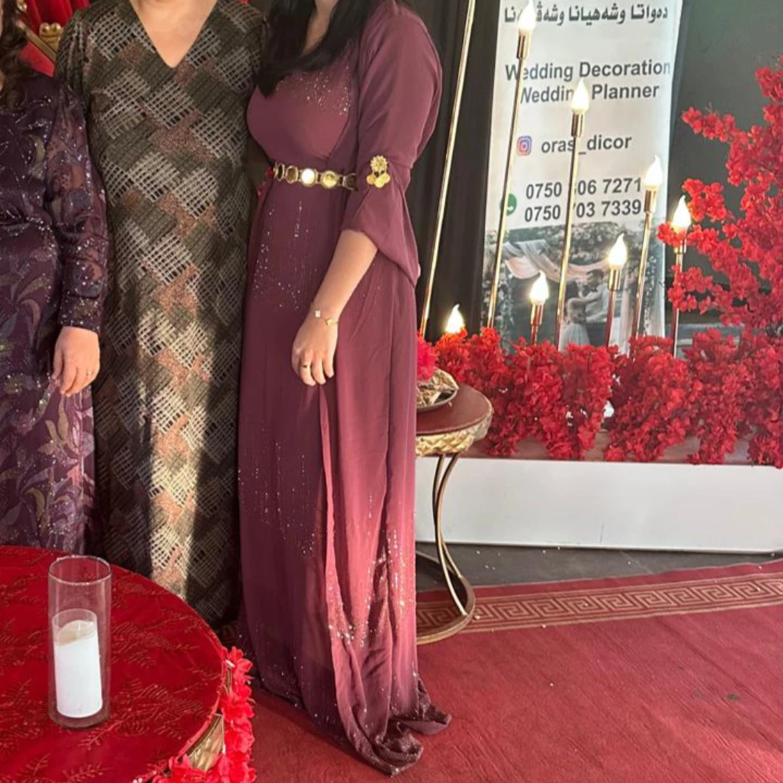 Vinröd klänning med gulddetaljer