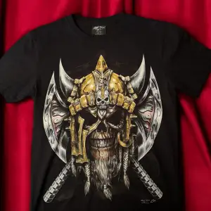 Säljer en svart t-shirt från Rock Chang i storlek M. Den har ett coolt vikingmotiv med en dödskalle och hjälm i guld och silver. Perfekt för dig som gillar unika och tuffa tryck! Gjord i 100% bomull, så den är både bekväm och hållbar. Passar perfekt till vardags eller en avslappnad festkväll.