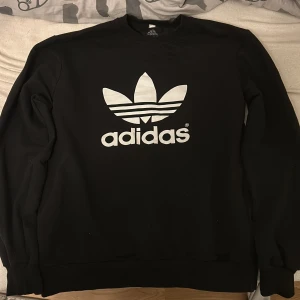 Adidas sweatshirt - Säljer en mycket fin adidas sweatshirt i väldigt bra skick, den är nästan o använd och materialet är jättefint.