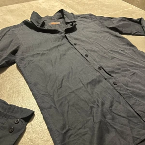 Morris skjorta - Säljer en snygg morris skjorta till bra pris, perfekt till lite finare tillfällen eller bara i vardagen. Hör av er vid frågor eller funderingar🙌