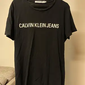 T-shirt från Calvin Klein, sparsamt använd! Den är helsvart på baksidan.