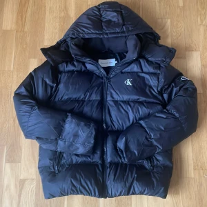 Calvin Klein vinterjacka - Tja! Säljer min varma svarta Calvin Klein jacka då den inte riktigt passar min stil. Den är inköpt förra året och passar perfekt till höst/vinter! Jackan endast använd ett fåtal gånger. Pris kan diskuteras vid snabb affär, det är bara att skicka ett meddelande vid minsta fråga!