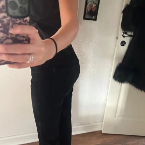Svarta byxor i manchester - Säljer ett par svarta manchesterbyxor i bra skick. De är midwaist och har en straight passform. Perfekta för höst och vinter, och de har en klassisk look med knapp och dragkedja framtill. Superbekväma och stilrena! Är 173 och de passar perfekt i längden.