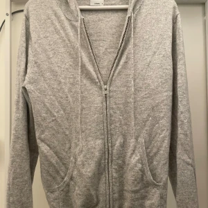 Grå kashmir zip tröja - Tjenare! Säljer denna kashmir zipen från John Henric. Tröjan är köpt på John Henric butiken i Stocholm! Tröjan är i fint skick 9/10 och inga defekter! Nypris 2499. Hör av er för frågor eller liknade!😁