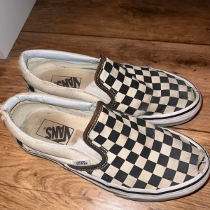 Vans - Slip on vans, väl använda, slitage finns