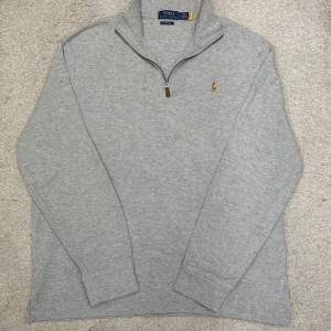 Grå Halfzip Tröja från Ralph Lauren - Märke: Polo Ralph Lauren Storlek: L Färg: Grå Skick: Mycket bra skick