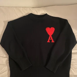 Ami Paris tröja - Säljer en snygg svart tröja från Ami Paris använder inte den längre den är som ny. Priset kan diskuteras vid snabb affär tröjan är i storlek S och kan mötas upp om du bor i samma stad. Ny pris på tröjan är från 4000 till 5000