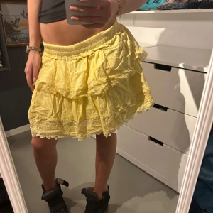 Gul volangkjol - Säljer en superfin gul kortkjol