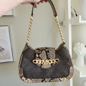 MK väska - Michael Kors väska(äkta)köpt från zalando. Oanvänd och i perfekt nyskick. Dustbag och carecard medföljer. 