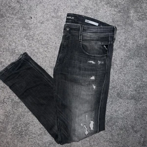 Svarta replay anbass - Hej! Säljer nu mina riktigt snygga, eftertraktade och sällsynta replay anbass jeans. De är i grymt skick och knappt använda. Hör av er vid frågor. 