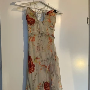 Vintage blommig sommarklänning  - En orolig sommarklänning i vintage stil, säljer pga förliten och glömt att skicka tillbaka i tid. Därav helt oanvänd och har kvar sin prislapp. Ord pris är 760 men helt slutsåld på hemsidan. 