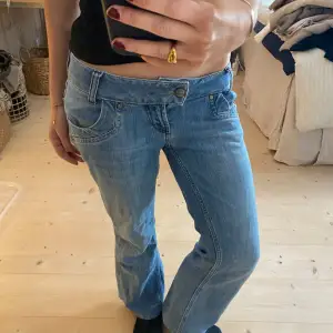 Säljer ett par snygga blå jeans från Redstar i storlek W29 L34. De har en klassisk femficksdesign och är tillverkade i bomull med lite stretch för extra komfort. Perfekta för vardagsbruk och kan enkelt matchas med olika toppar. Passformen är normal och de har en knapp och dragkedja framtill.