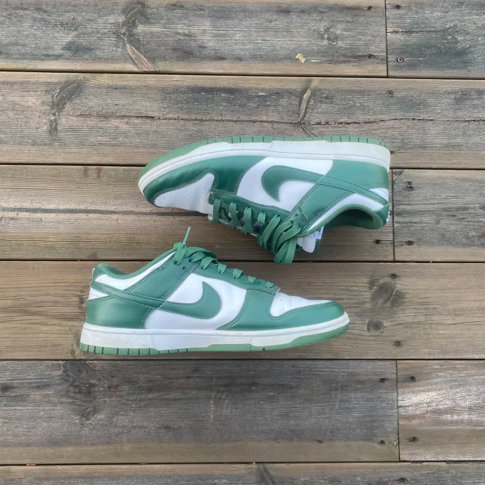 Nike dunks i mycket bra skick Storlek 44 Ingen box  Hör av er vid funderingar!. Skor.