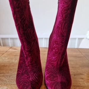 Stövlett - Stövlett i tyg, endast använd vid ett tillfälle.