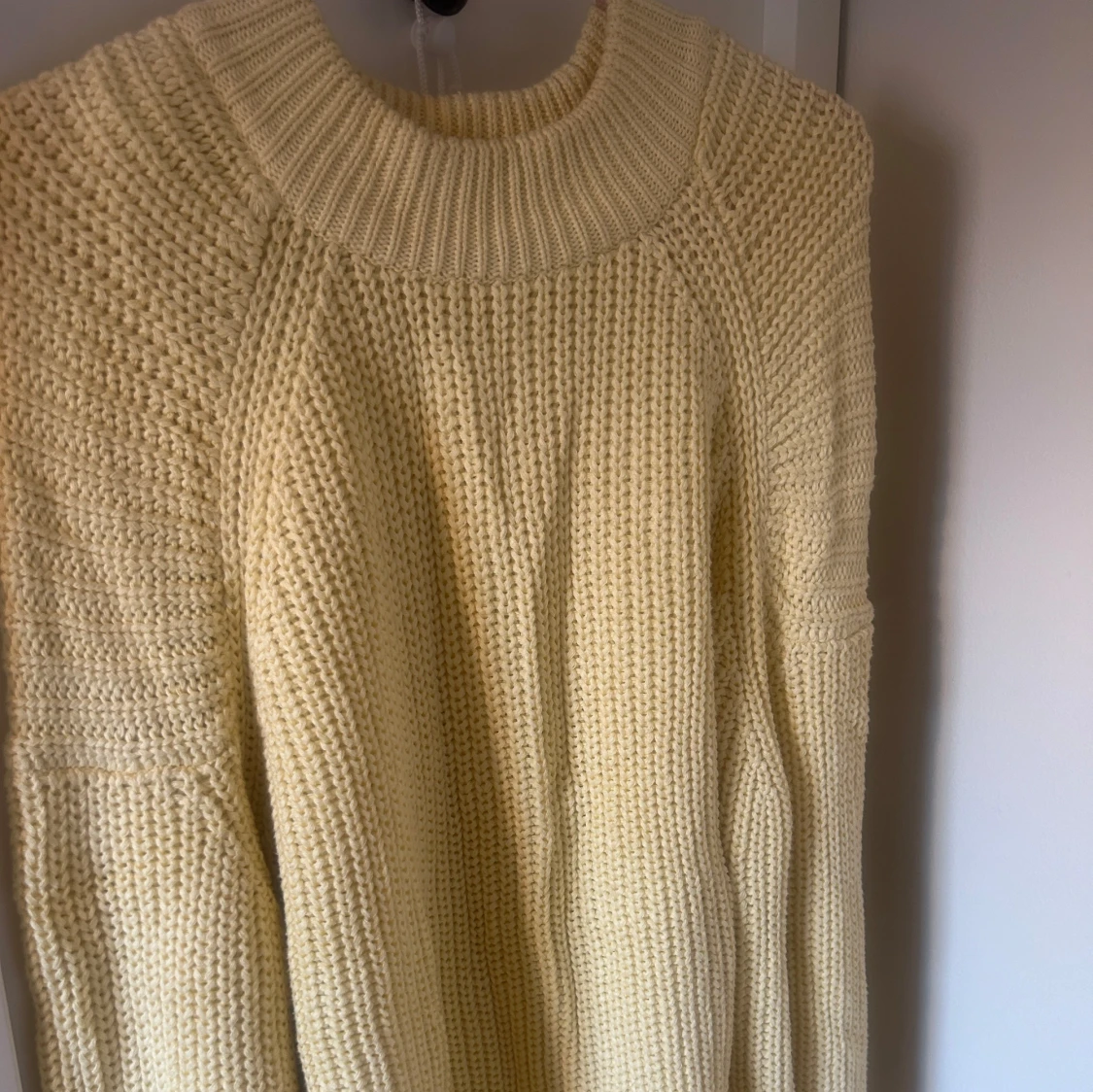 Beige stickad tröja från Gina Tricot