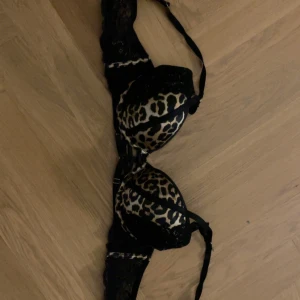 Leopardmönstrad bh med spetsdetaljer - Snygg leopardmönstrad bh med svarta spetsdetaljer. Push up. Använd 2-3 ggr men självklart tvättad efteråt. Säljer då den är för liten.