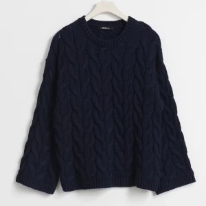 Mörkblå stickad tröja - Säljer en supermysig mörkblå stickad tröja med ett snyggt flätmönster. Perfekt för kyliga dagar, den har långa ärmar och en bekväm passform. Inte använd alls mysigt så den är som ny, säljs inte längre💞