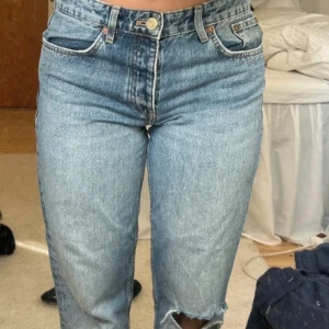 Lågmidjade raka Blå jeans med knappgylf - Lågmidjade raka blåa zara jeans med hål på knät, sällan använda, liten i storleken (har vanligtvis 36, men passar mig jättebra) skriv för bättre bild!💞