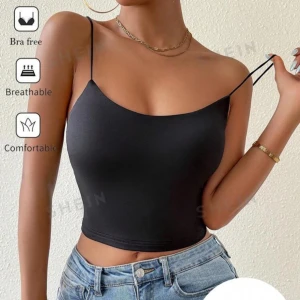 Svart topp - Snygg svart topp med tunna axelband och öppen rygg. Perfekt för sommardagar eller en utekväll. Toppen är croppad och tillverkad i ett bekvämt och andningsbart material. Passar perfekt till jeans eller kjol för en stilren look.