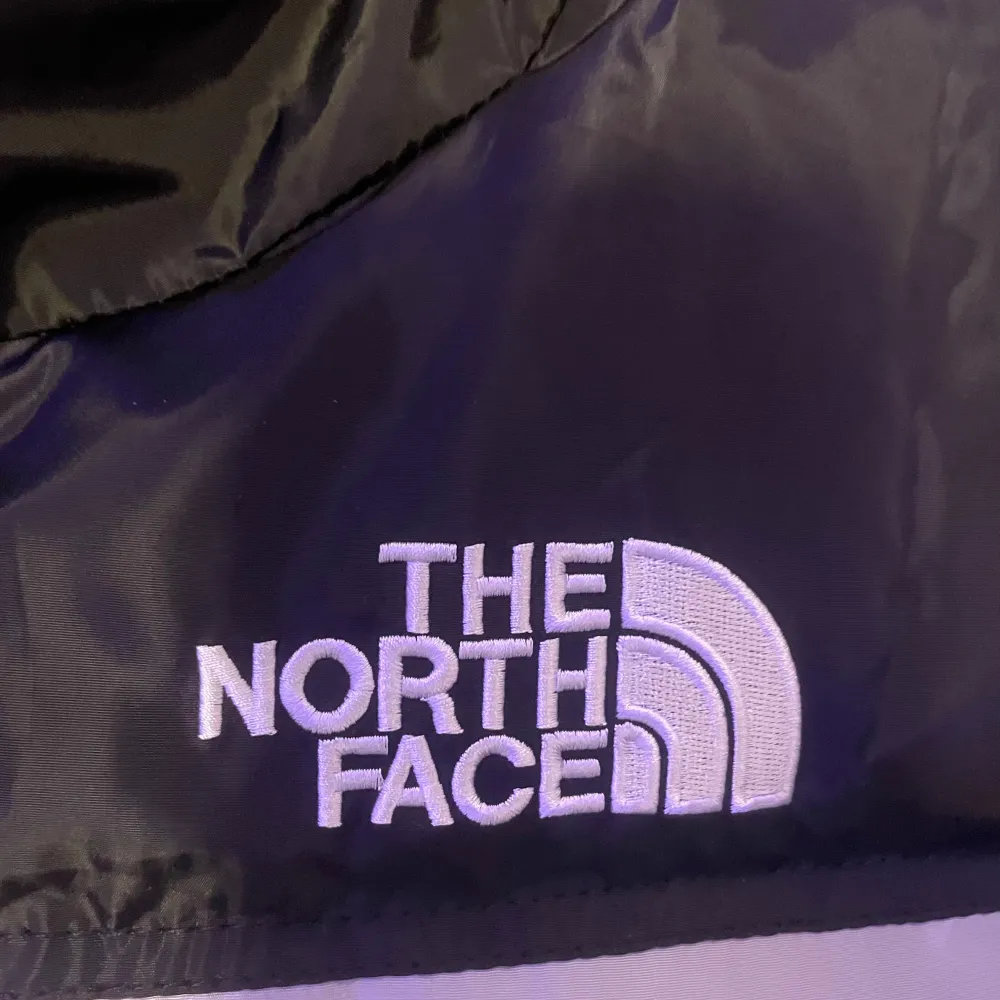 Säljer en snygg och varm grå pufferjacka från The North Face. Den är i storlek L men passar M. Skriv om du har några funderingar☺️. Jackor.