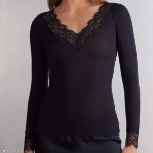 Svart långärmad topp med spetsdetaljer - säljer denna söta topp från intimissimi! toppen är i perfekt skick 👌🏻💞💞