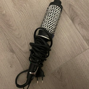 Svart och silver hårstyler med borste - Säljer min Björn Axén värme borste i 40 eller 45 mm. Inga diafekter pris kan diskuteras 