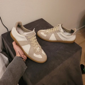 Maison Margiela skor - Extremt feta Margiela GATs! Riktigt fint skick förutom insidan av hälen (påverkar inte när de används). Box ingår!