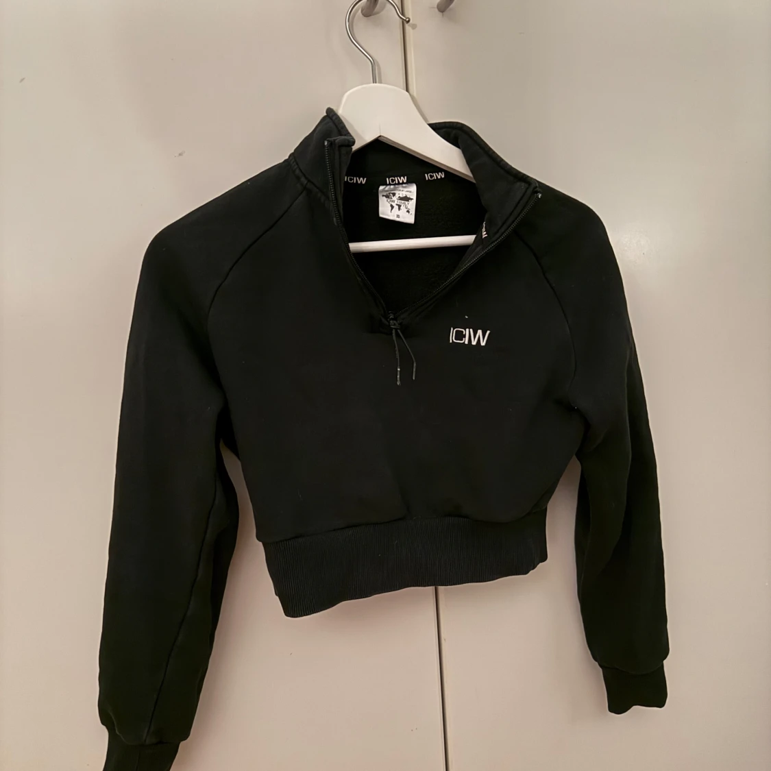 Svart croppad hoodie från ICANIWILL