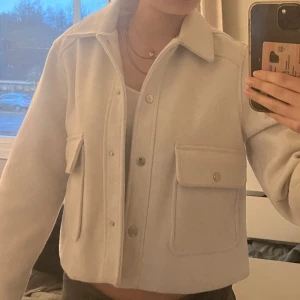 Kort kappa - Kort kappa från zara 🙌🏻 storlek m men liten i storleken, är vanligtvis en xs/s. Kan diskutera pris