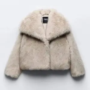 Säljer en supermjuk och fluffig beige pälsjacka från Zara. Den har en oversized passform och är perfekt för kyliga höst- och vinterdagar. Jackan har långa ärmar och en stor krage som ger en lyxig känsla. Perfekt för att höja din outfit till nästa nivå!