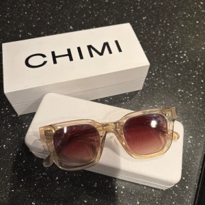 Chimi solglasögon 04 - Säljer ett par snygga solglasögon från CHIMI. De är i modellen 04 och färgen Ecru! Köpta för ca 2 år sedan inte använda extremt mycket. Trotts använda är det väldigt fint skick på de. Finns endast små repor runt glaset. Kommer med originalförpackning och fodral. Pris kan diskuteras vid snabbt köp