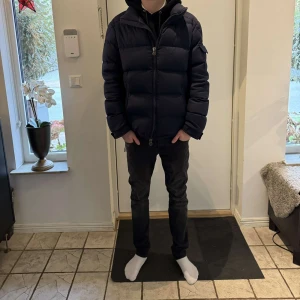 Moncler Montgenevre Jacka - Moncler Montgenevre Jacka | Marknadens  populäraste och mest eftertraktade jacka inför vintern! | Skick 7/10, har lite små hål här och där men annars sjukt bra! | Storlek 4, alltså L, men sitter som M - modellen är 183cm | Inget medföljer | Priset är alltid diskuterbart vid snabb affär! | Nypris 23.000kr | Du får mer än gärna höra av dig vid minsta möjliga fråga eller fundering så svarar vi med glädje! |  / GardeGrisch - Registrerat företag🙌🏻