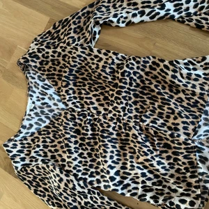Leopardmönstrad tröja från H&M - Säljer en  leopardmönstrad tröja från H&M i storlek M. Långa ärmar o bekvämt material, som ny. 