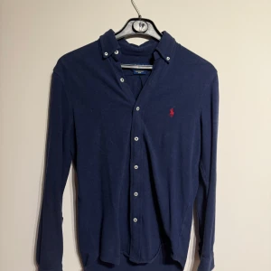 Ralph Lauren Skjorta - Säljer en snygg blå långärmad skjorta från Ralph Lauren i storlek XS. Skjortan är sparsamt använd och i väldigt bra skick. Nypris är 1600!! Skriv gärna vid funderingar eller prisförslag😃                    Kan kombineras med den andra skjortan i min profil för ett billigar paketpris.