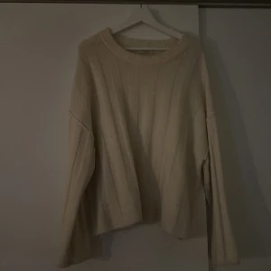 Beige stickad  - En superfin beige stickad tröja från Gina tricot. Den är större i modellen så skulle säga att den passar i storlek mellan xs-l beroende på hur man vill att den sitter! Den är använd ett fåtal gånger!