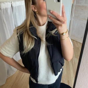 Väst - Lagom tjock väst som går att stänga och har 2 fickor! Använt skick men inga tydliga defekter, storlekslappen är bortklippt men passar xs-m