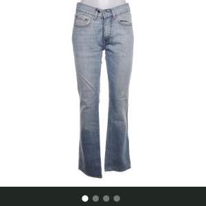 Säljer ett par snygga blå bootcut jeans från Acne. De är i bra skick och har en klassisk femficksdesign. Perfekta för både vardag och fest! 🕺