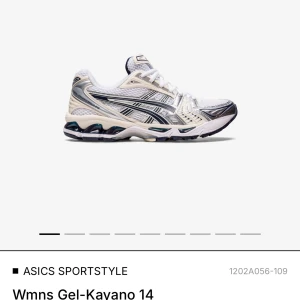 ASICS Gel-Kayano 14 - Säljer ett par ASICS Gel-Kayano 14 i vitt och silver. De har en sportig design med snörning och en bekväm dämpning, perfekt för träning. Skorna har en mesh-överdel för bra ventilation och en stabil sula för extra stöd.