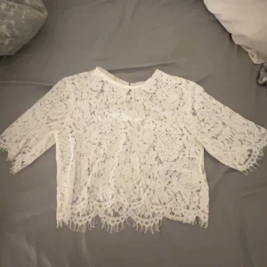 Vit spetsblus  - Säljer en superfin vit spetsblus från Amisu i storlek XS. Passar perfekt till finare tillfällen eller till skolan💗💗