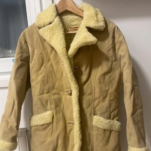 Shearlingjacka i fejkläder  - Shearlingjacka i storlek small i fejkläder. Bra skick. Vintage. Inköpt i Los Angeles 2021.