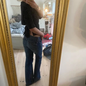 Lågmidjade Levis jeans - Sjukt snygga Lågmidjade Levis jeans i st 36/38. Bra skick!