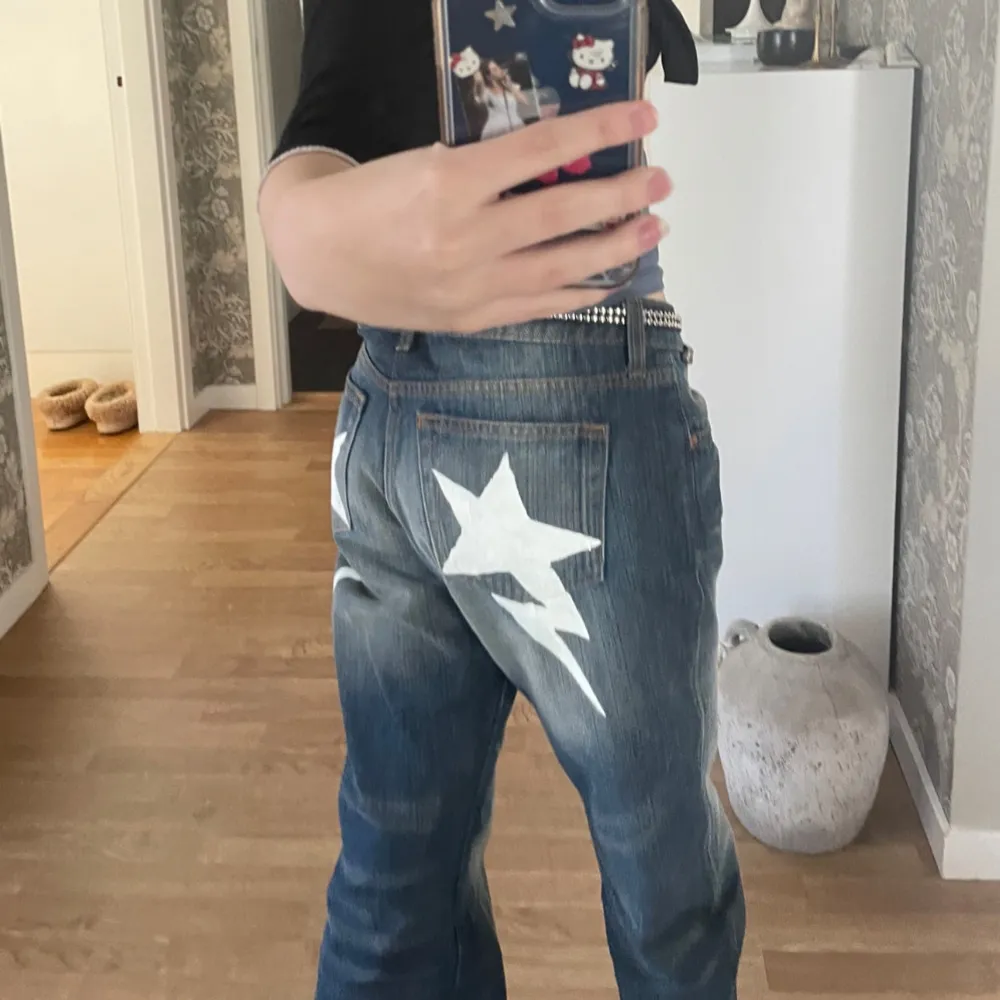 Baggy jeans med målade fickor.  Nyskick. Ordpris:599kr. Jeans & Byxor.