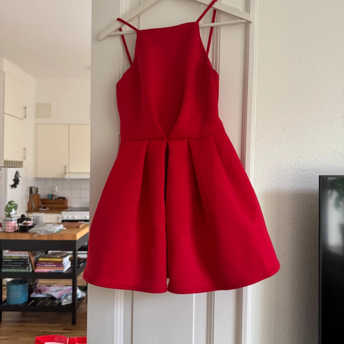Röd klänning med smala axelband True Viloet