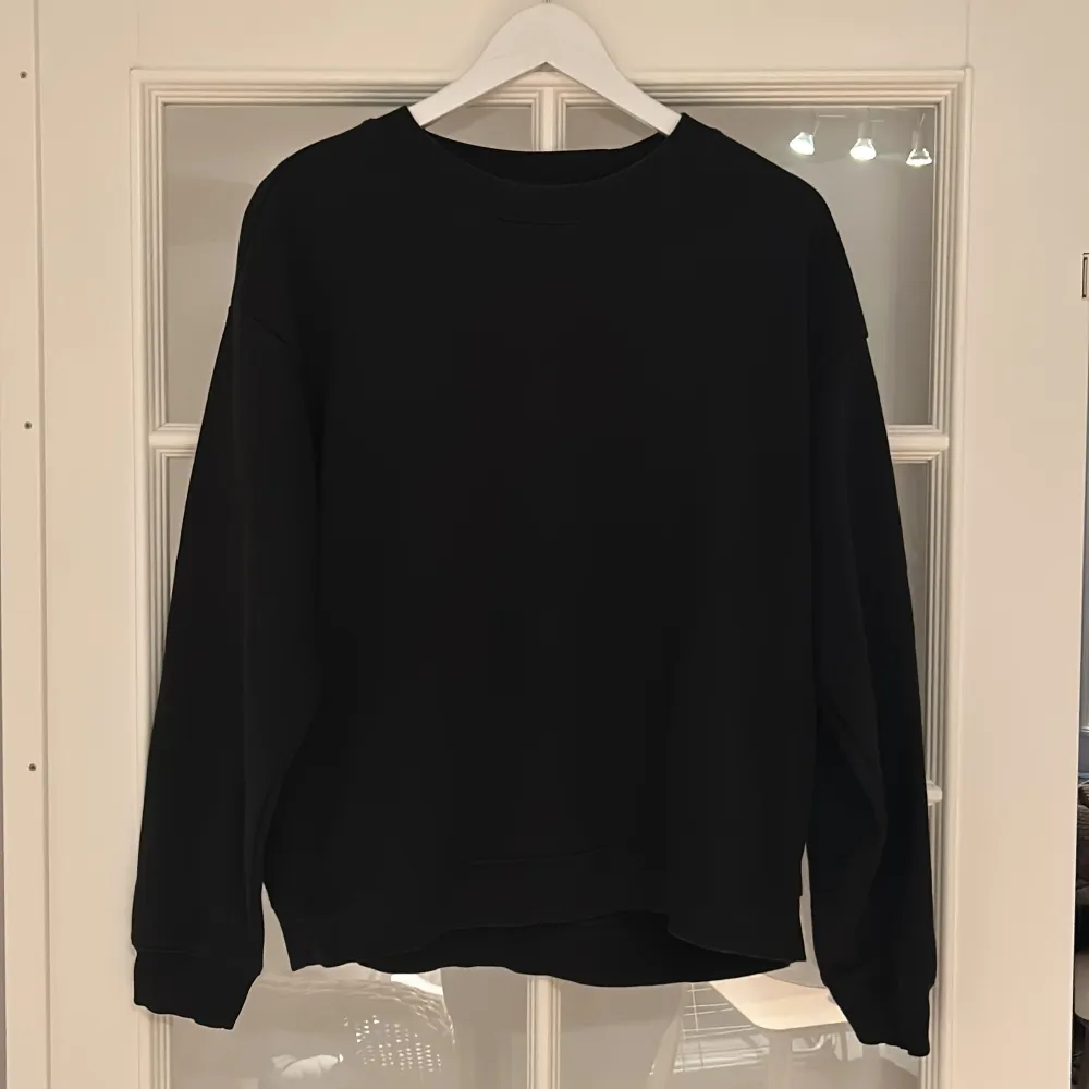 En fin sweatshirt från monki, storlek M, i bra skick, säljer för 80kr . Hoodies.