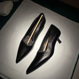 Svarta pumps från Vagabond - Snygga svarta pumps i skinn från Vagabond! Skorna är i nytt skick och aldrig använda, de kommer i sin originalförpackning med låda och allt, storlek 39 men satt lite större på mig👠          Skriv om du har några frågor😊