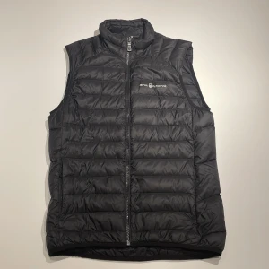 Svart dunväst från Sail Racing - Säljer en svart dunväst från Sail Racing. Storlek S, bra skick.