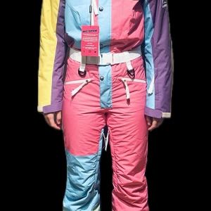 Retro skidoverall fran OOSC - Retro skidoverall i bra kvalitet. Helt ny, i originalförpackning och taggar kvar. Vattentät (10 000mm), material som andas, snölås, bra fickor, tejpade sömmar och vattentätt blixtlås. Nypris 4500 kr. Modellen är 170 cm lång. 