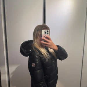 Colmar jacka - Säljer min varma korta svarta jacka från Colmar i storlek S. Har använt den under 1 vinter, men har inga defekter och ser superfräch ut. Nypris: 5000 kr